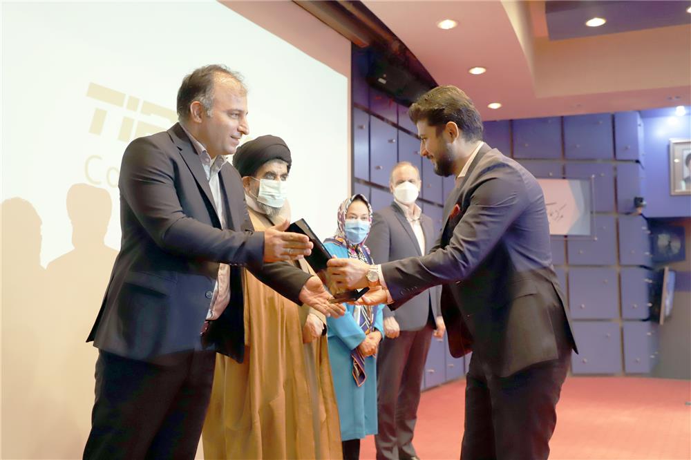 لجستیک و حمل‎‌و‎نقل-کسب تندیس زرین همایش ملی کارآفرینان و مسئولیت اجتماعی توسط تیپاکس